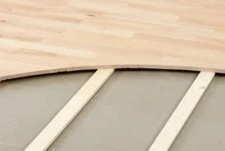 Pavimento Danza UNO B45 – Sicurezza e Prestazioni per Ogni Stile Il Pavimento Danza UNO B45 è la scelta ideale per scuole di danza e studi professionali che cercano un equilibrio perfetto  tra ammortizzazione e stabilità. Con un'ammortizzazione certificata al 60% e uno spessore totale di 45 mm,  offre protezione ottimale per le articolazioni dei ballerini senza compromettere la sensazione di contatto con il suolo.  Caratteristiche principali: - Struttura elastica con travetti dotati di strisce in gomma integrate, garantendo una resilienza duratura. - Listoni in legno massello di faggio prefinito, disponibili nelle finiture Classic, Harmony e Variation, con incastro a doppia coda di rondine per una posa sicura e stabile. - Superficie antiscivolo con valore di attrito pari a 85, ideale per tutti gli stili di danza. - Certificazioni: EN 14904, CE, Cfl-s1 per la reazione al fuoco, FSC® e PEFC™ per la sostenibilità, e Danish Indoor Climate per la qualità dell'aria. - Installazione flottante su sottofondi uniformi, con sistema a chiodo occulto e battiscopa perimetrale. Scegli il Pavimento Danza UNO B45 per un ambiente di danza sicuro, performante e rispettoso dell'ambiente.